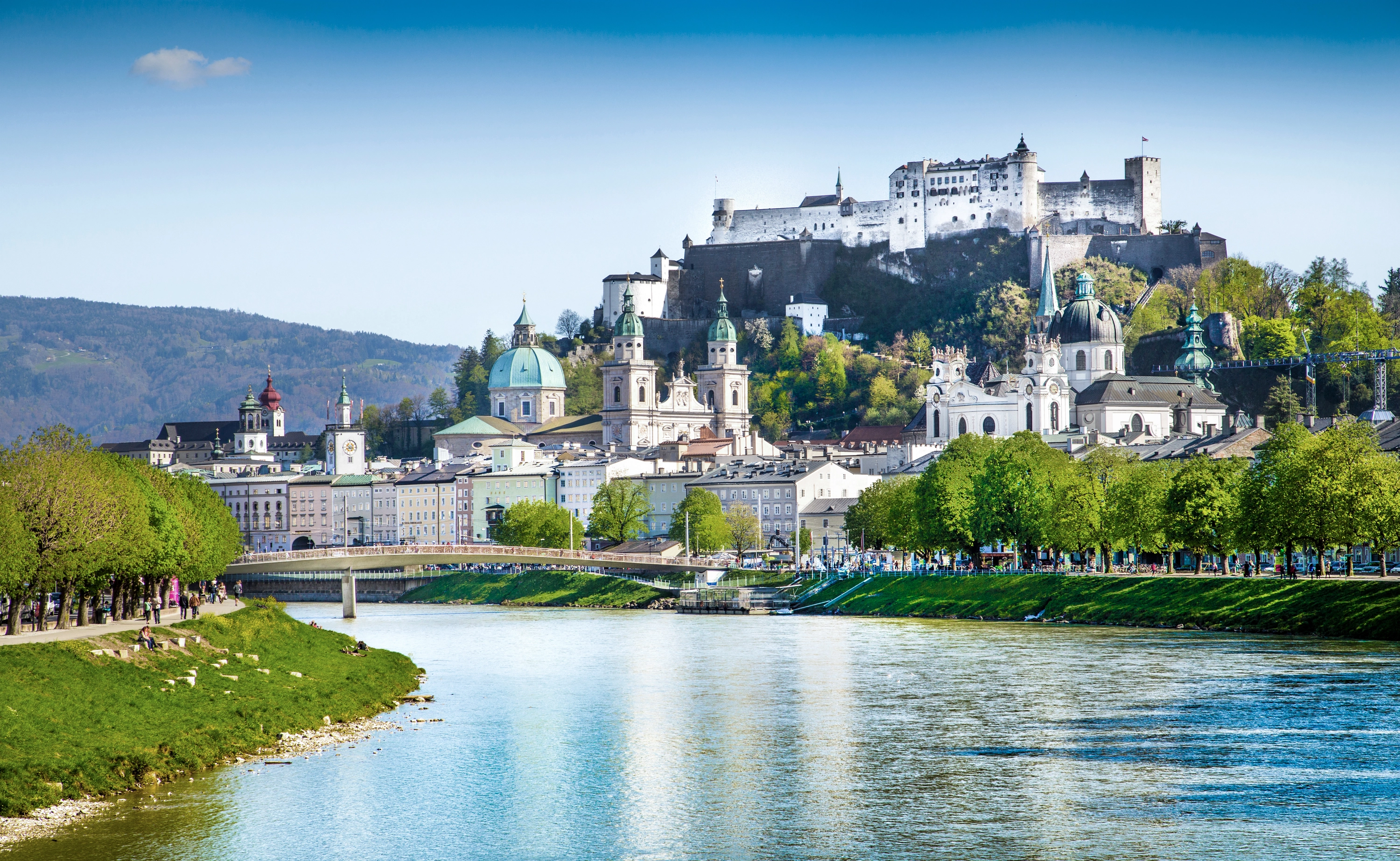 Blick auf die Stadt Salzburg mit Festung und Salzach